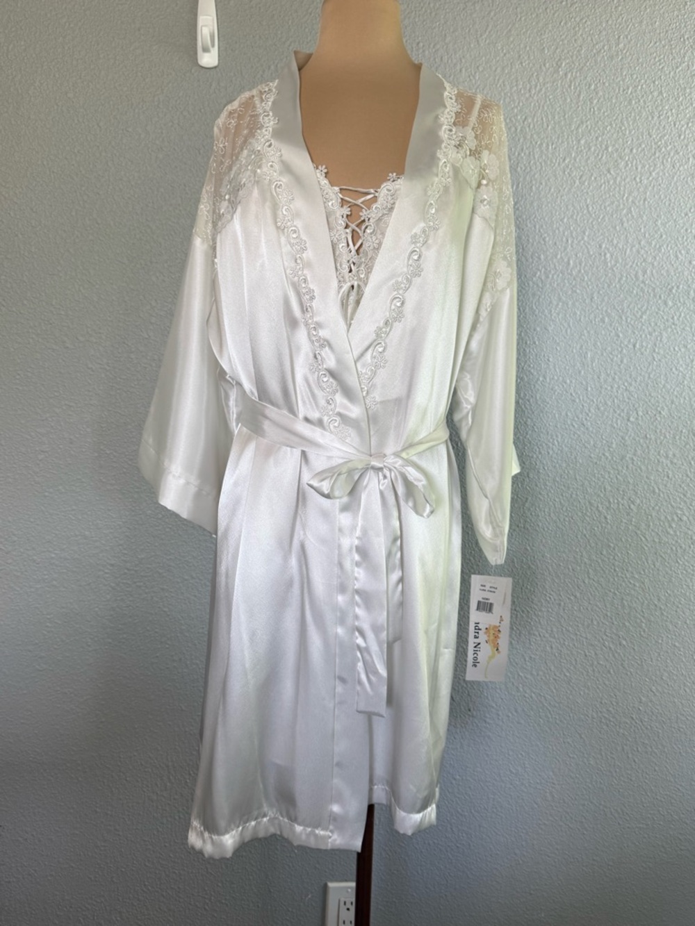 Alexandra Nicole White Lace Embroidered Nightgown with Robe Size X-Large